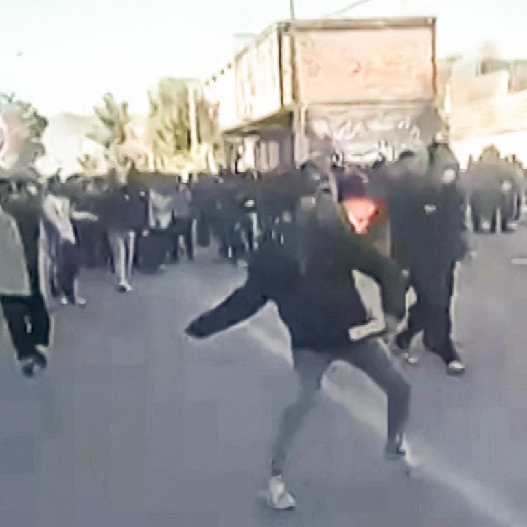 Das Bild zeigt Demonstrierende, die ein Regierungsgebäude im südiranischen Fasa attackieren. 