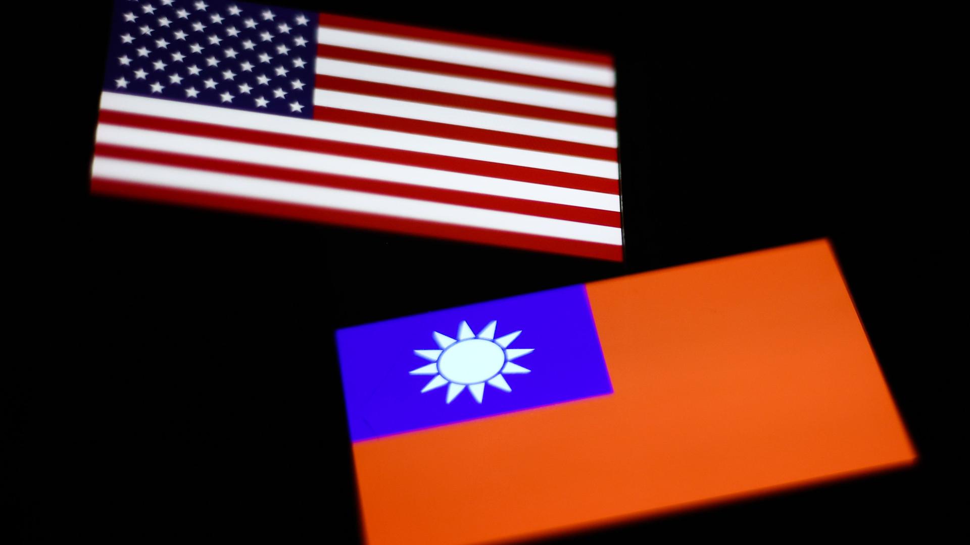 Die Flaggen der USA und Taiwans liegen untereinander.