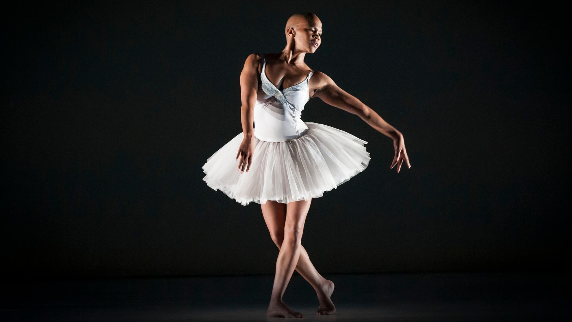 Die südafrikanische Tänzerin Dada Masilo bei einer Aufführung des Balletts "Schwanensee". Die südafrikanische Tänzerin Dada Masilo bei einer Aufführung des Balletts "Schwanensee".