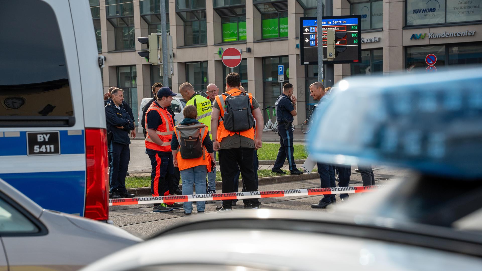 Die Polizei ist im Großeinsatz mit zahlreichen Polizisten und Polizeibeamten am Hauptbahnhof Augsburg vor Ort.