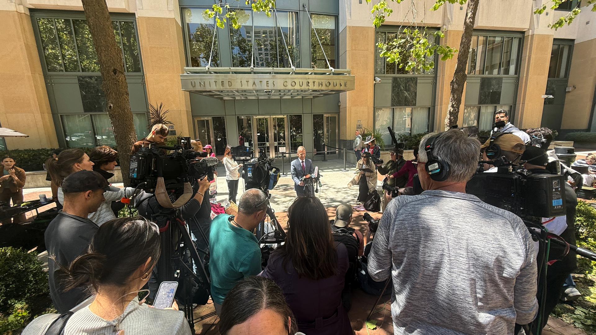 Marc Toberoff, Anwalt von Elon Musk, ist vor dem US-Bezirksgericht in Oakland, Kalifornien, von Medien umringt. Marc Toberoff, Anwalt von Elon Musk, ist vor dem US-Bezirksgericht in Oakland, Kalifornien, von Medien umringt.