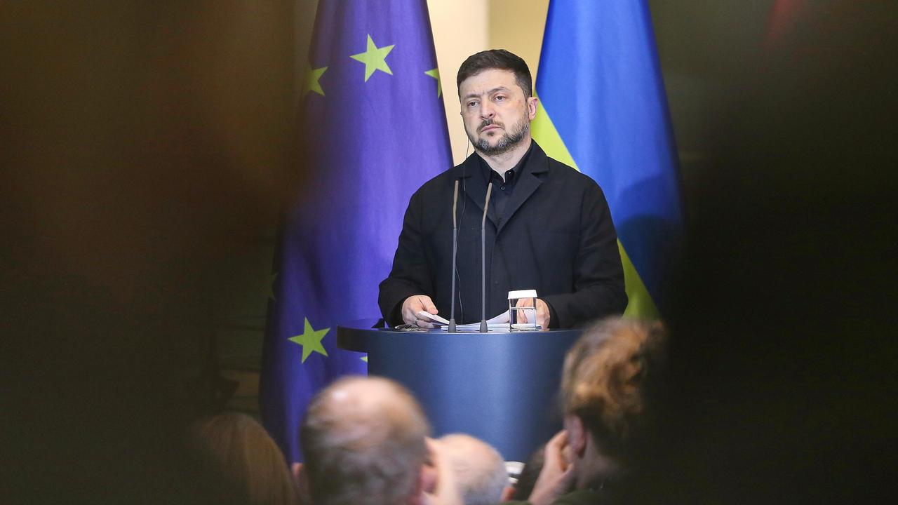 Der ukrainische Präsidenten Wolodymyr Selenskyj am Rednerpult der Pressekonferenz in Berlin. 