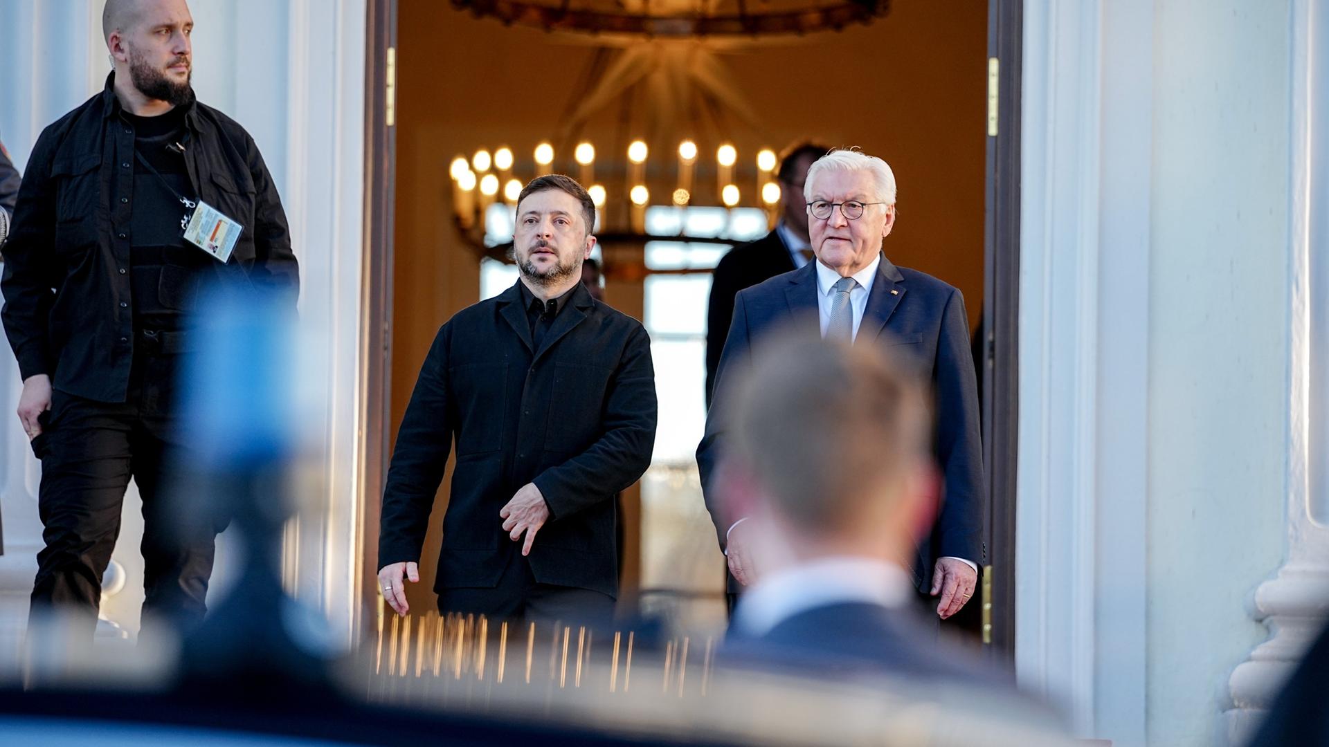 Berlin: Bundespräsident Frank-Walter Steinmeier (M r) verabschiedet Wolodymyr Selenskyj (M l), Präsident der Ukraine, im Schloss Bellevue. Berlin: Bundespräsident Frank-Walter Steinmeier (M r) verabschiedet Wolodymyr Selenskyj (M l), Präsident der Ukraine, im Schloss Bellevue.