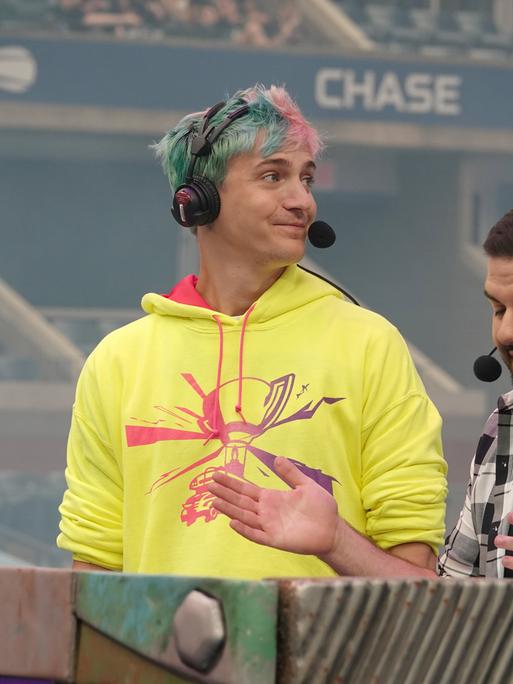Tyler «Ninja» Blevins (l), einer der bekanntesten Streamer der Welt mit Millionen Followern auf der Plattform Twitch, steht beim Fortnite World Cup auf der Bühne. Bei dem Weltcup kämpfen knapp 200 junge Menschen um Preisgelder von 30 Millionen Dollar. Tyler «Ninja» Blevins (l), einer der bekanntesten Streamer der Welt mit Millionen Followern auf der Plattform Twitch, steht beim Fortnite World Cup auf der Bühne. Bei dem Weltcup kämpfen knapp 200 junge Menschen um Preisgelder von 30 Millionen Dollar.