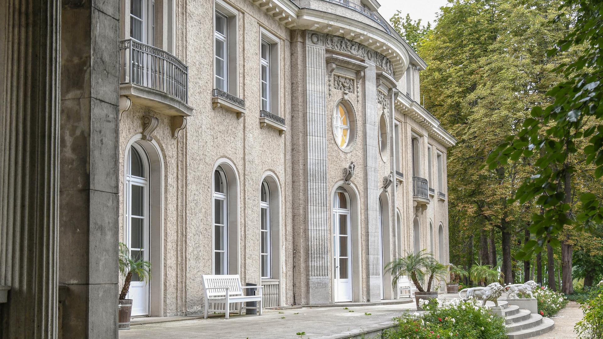 Außenansicht der Gedenkstätte Haus der Wannsee-Konferenz in Berlin. Im Januar 1942 besprachen hier hochrangige Vertreter der SS, der NSDAP und verschiedener Ministerien Details des Massenmords an den europäischen Juden. Außenansicht der Gedenkstätte Haus der Wannsee-Konferenz in Berlin. Im Januar 1942 besprachen hier hochrangige Vertreter der SS, der NSDAP und verschiedener Ministerien Details des Massenmords an den europäischen Juden.