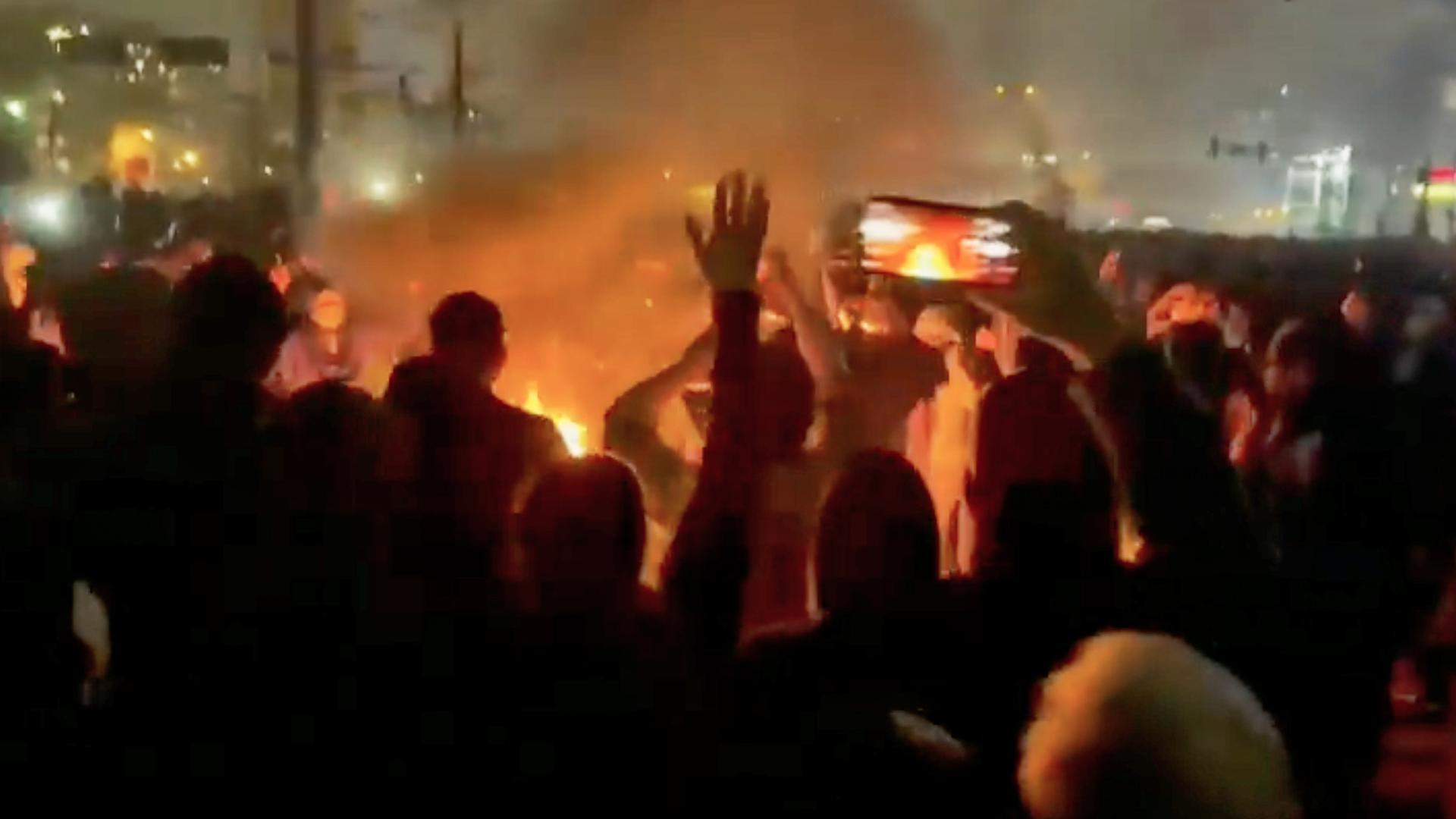 09.01.2026: Dieser Ausschnitt aus Aufnahmen, die in den sozialen Medien kursieren, zeigt Demonstranten, die im iranischen Teheran um ein Lagerfeuer herum tanzen und jubeln.