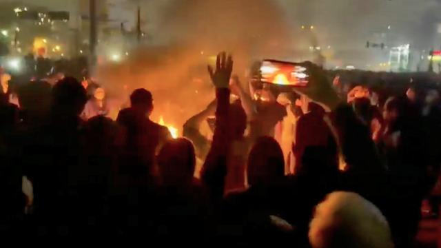 Dieser Ausschnitt aus Aufnahmen, die in den sozialen Medien kursieren, zeigt Demonstranten, die im iranischen Teheran um ein Lagerfeuer herum tanzen.