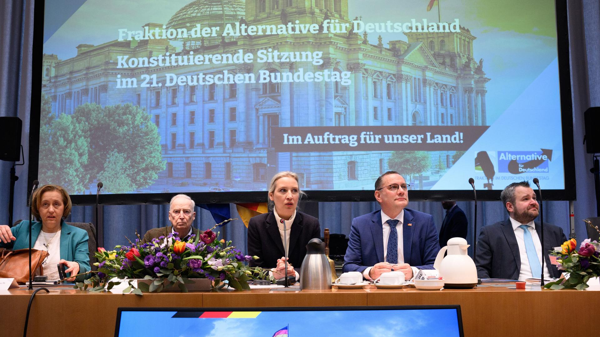 Beatrix von Storch (l-r), Alexander Gauland, Alice Weidel, Bundesvorsitzende der AfD, Tino Chrupalla, Bundesvorsitzender der AfD, und Christoph Basedow sitzen zu Beginn der konstituierenden Sitzung der AfD-Fraktion im Deutschen Bundestag.