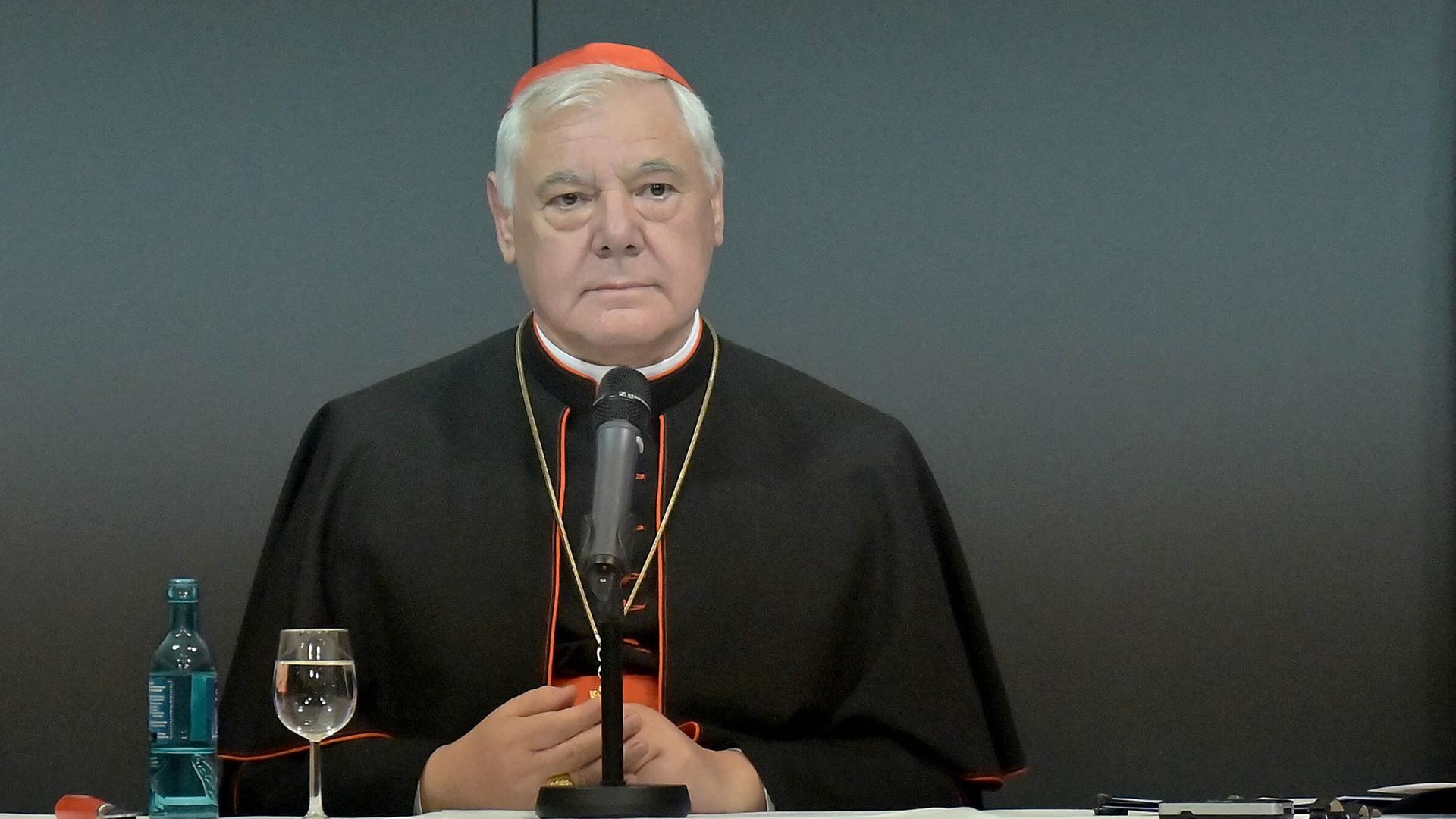 Kardinal Gerhard Ludwig Müller an einem Tisch bei einer Pressekonferenz.