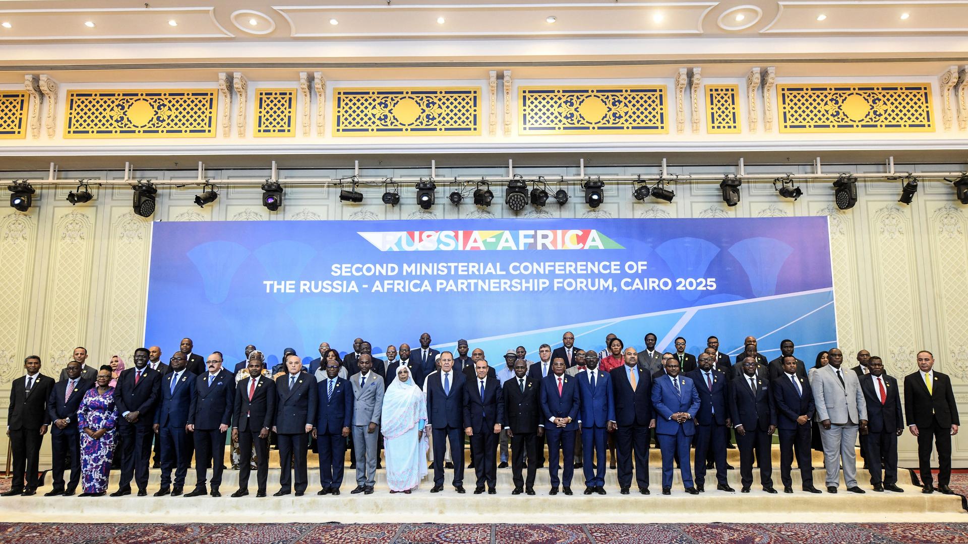 Delegierte des Russland-Afrika-Partnerschaftsforums in Kairo posieren für ein Gruppenfoto.
