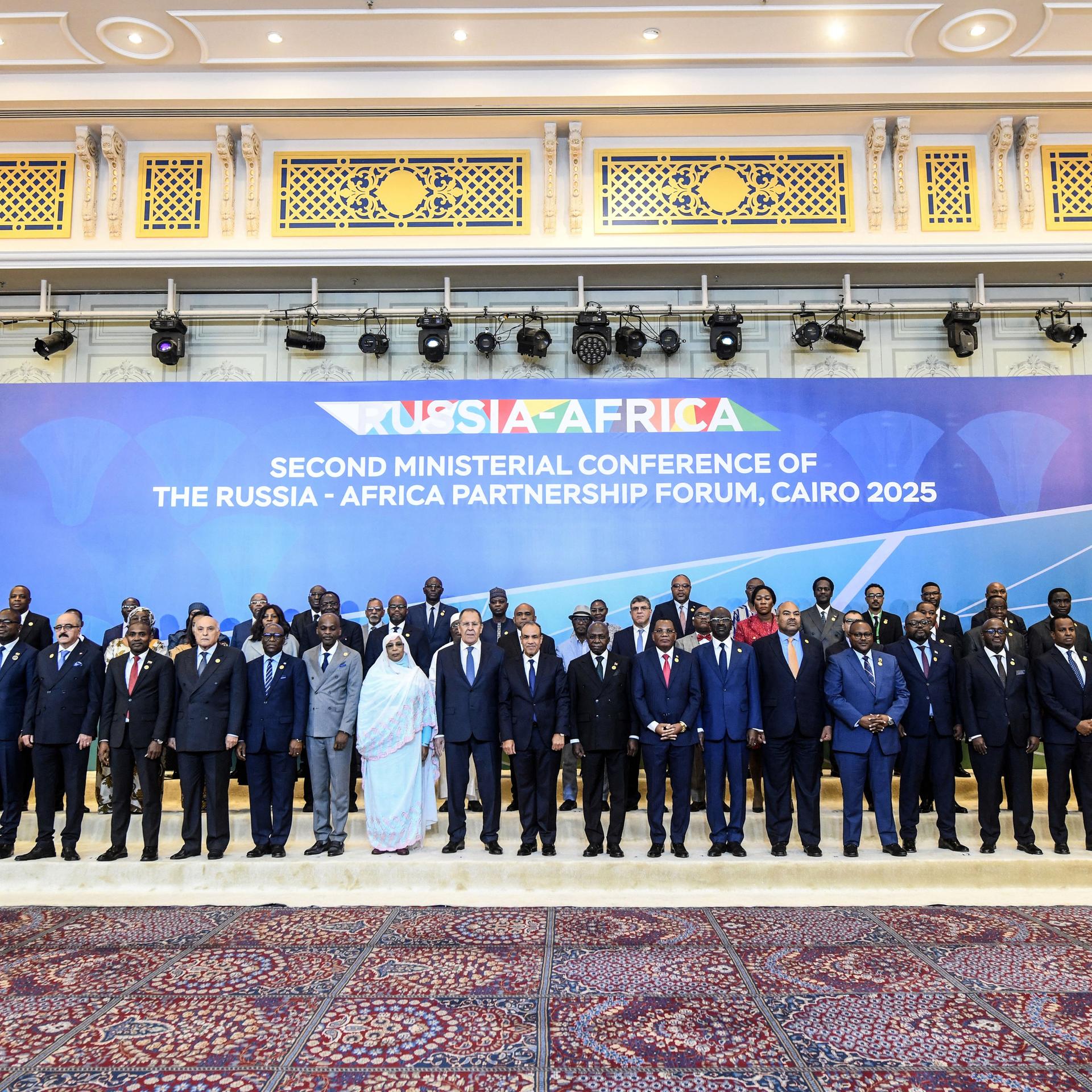 Delegierte des Russland-Afrika-Partnerschaftsforums in Kairo posieren für ein Gruppenfoto.