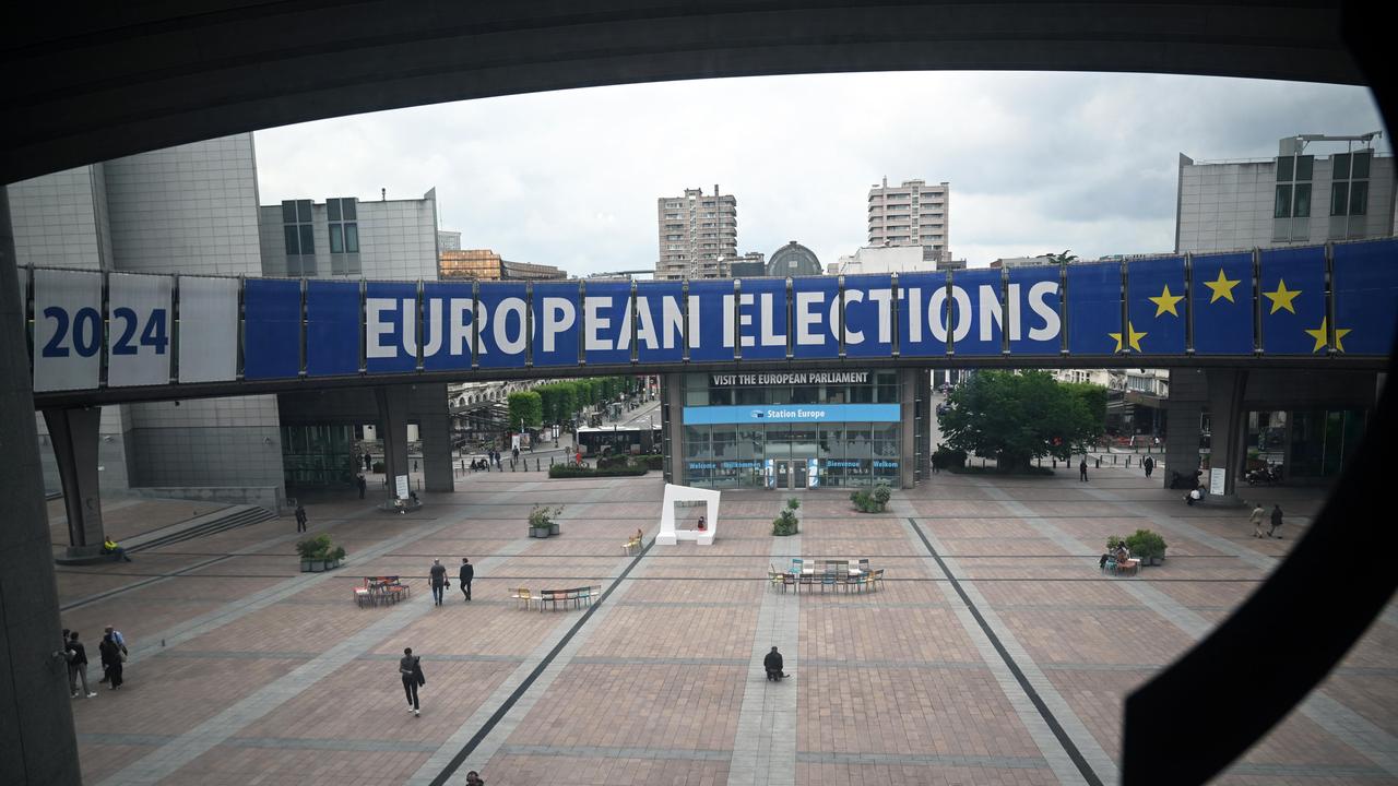 Ein großes blaues Banner am Europäischen Parlamentsgebäude wirbt für die Europawahl 2024.