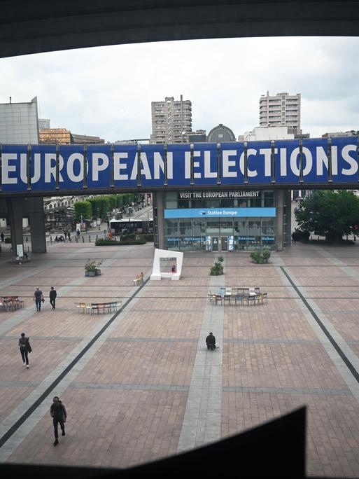 Ein großes blaues Banner am Europäischen Parlamentsgebäude wirbt für die Europawahl 2024.