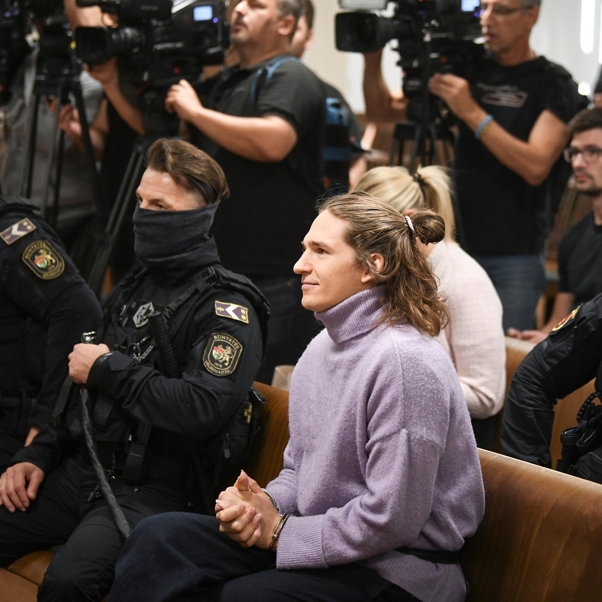 Ungarn, Budapest: Maja T. (M) nimmt an einer Berufungsverhandlung vor dem Regionalgericht in der ungarischen Hauptstadt teil.