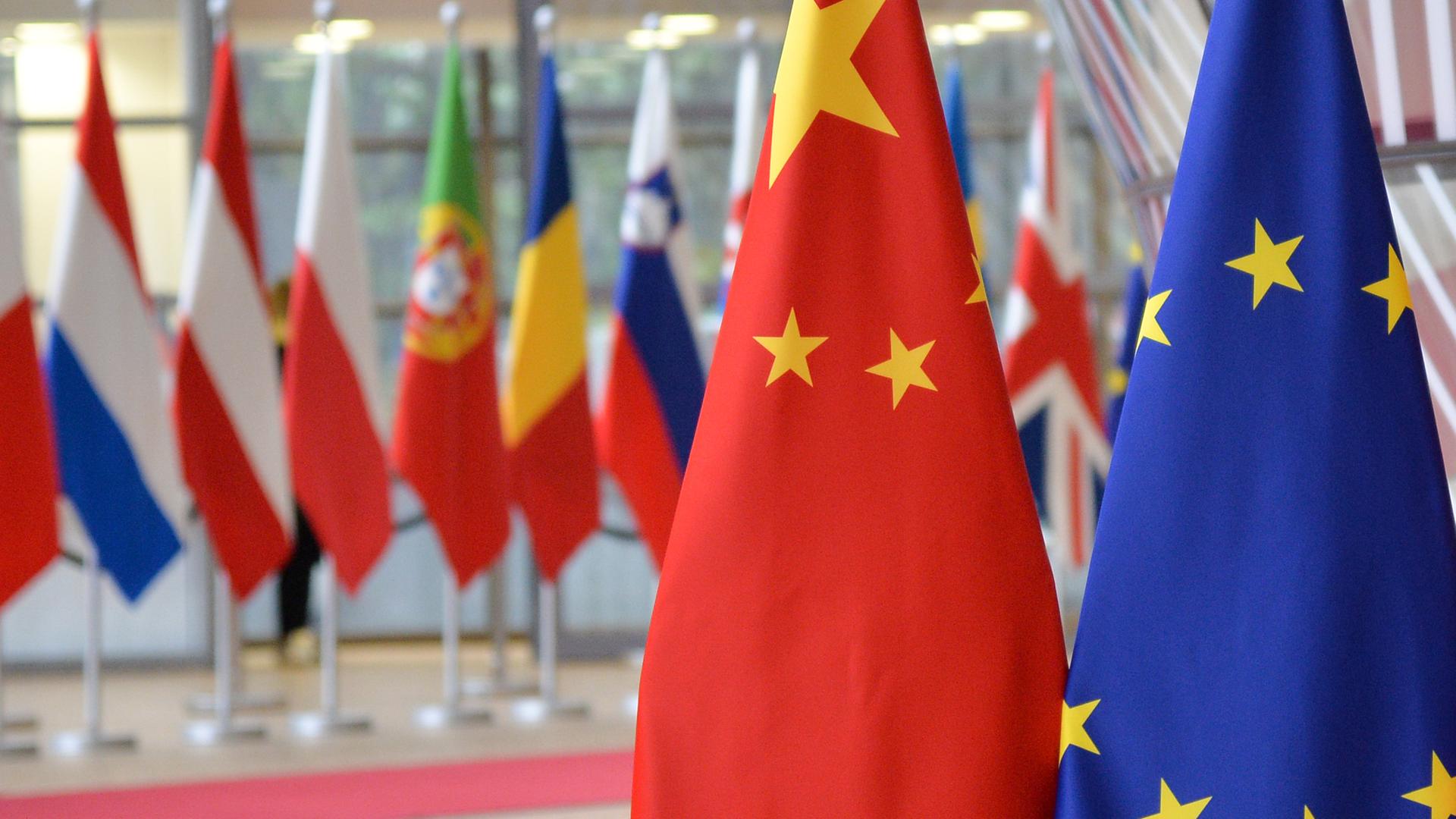 Die Flaggen der EU und Chinas hängen nebeneinander.