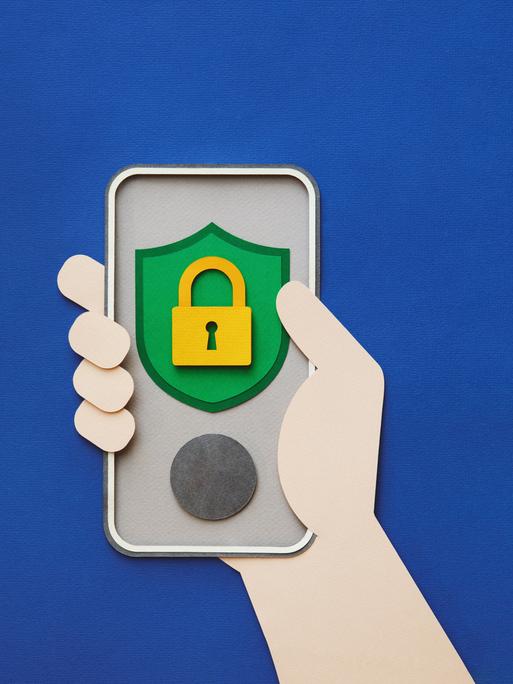 Papierschnitt einer Hand, die ein Smartphone mit dem Sicherheitsschlüsselschloss hält.