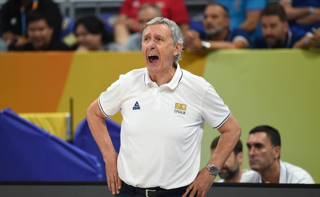 Svetislav Pesic trainiert seit 2021 die serbische Basketball-Nationalmannschaft.