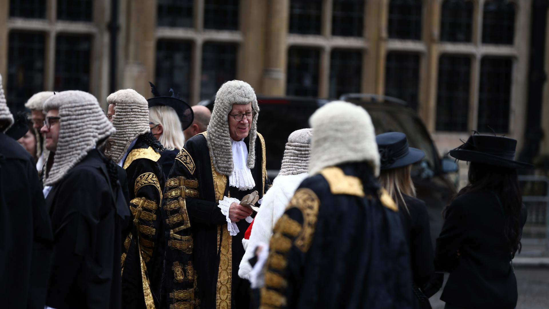 Richter in Robe und mit weißer Perücke stehen am 1. Oktober 2021 zur Eröffnung des neuen Gerichtsjahres vor Westminster Abbey in London.