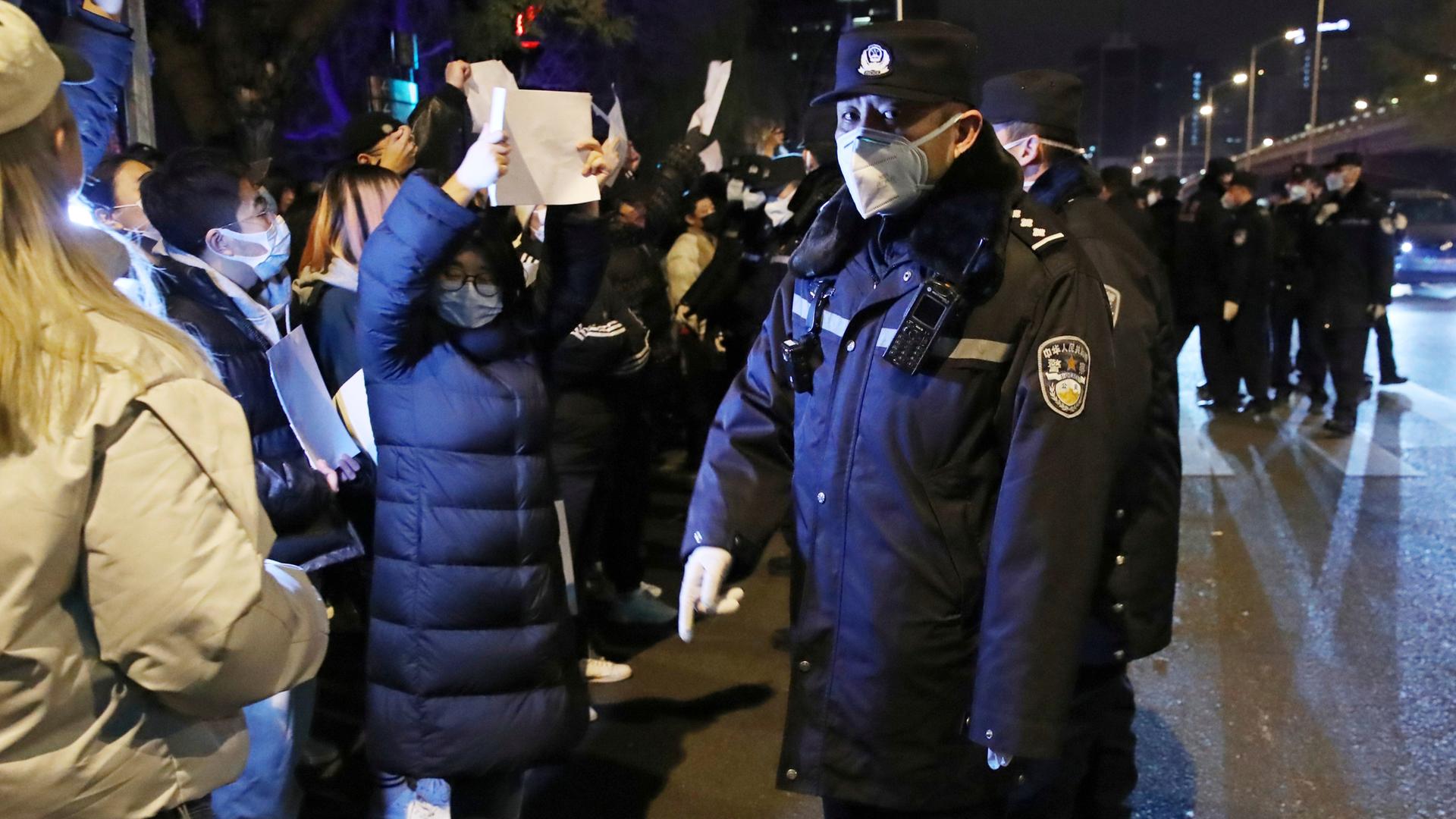 Um gegen die Zensur in China zu protestieren, zeigen Demonstranten in Peking weiße Blätter.