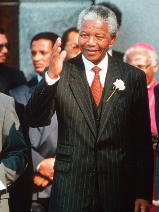 Am Vortag seiner Vereidigung winkt Südafrikas neuer Präsident Nelson Mandela (M), flankiert von seinen Stellvertretern Thabo Mbeki (l) und Ex-Präsident Frederik de Klerk, am 9. Mai 1994 Journalisten zu (Archivbild). Vor einem Jahrzehnt, am 1. Februar 1991, war die Apartheid in Südafrika 