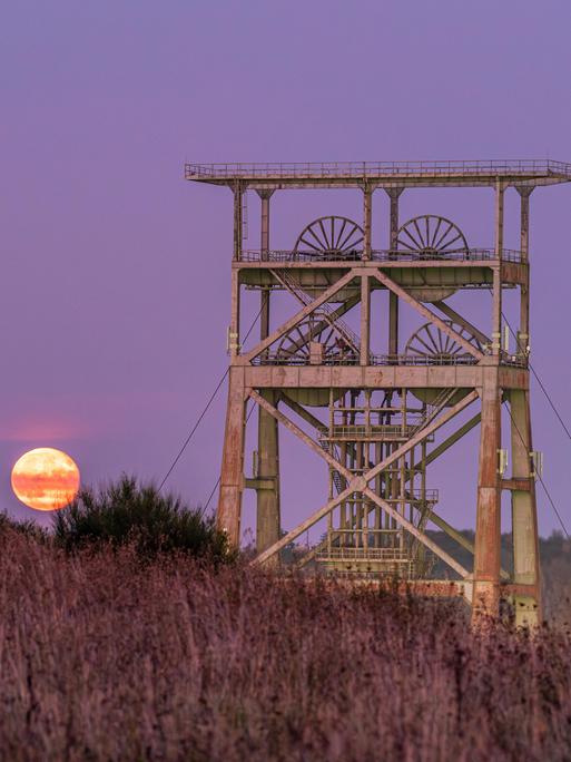 Fördergerüst einer alten Zeche gegen den Himmel fotografiert. 