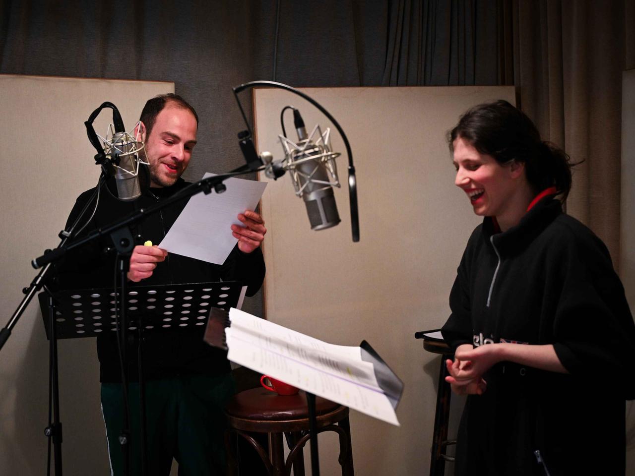Im Studio: Damir Avdic und Lea Ostrovskiy bei der Arbeit am Hörspiel "Die Kobra von Kreuzberg"