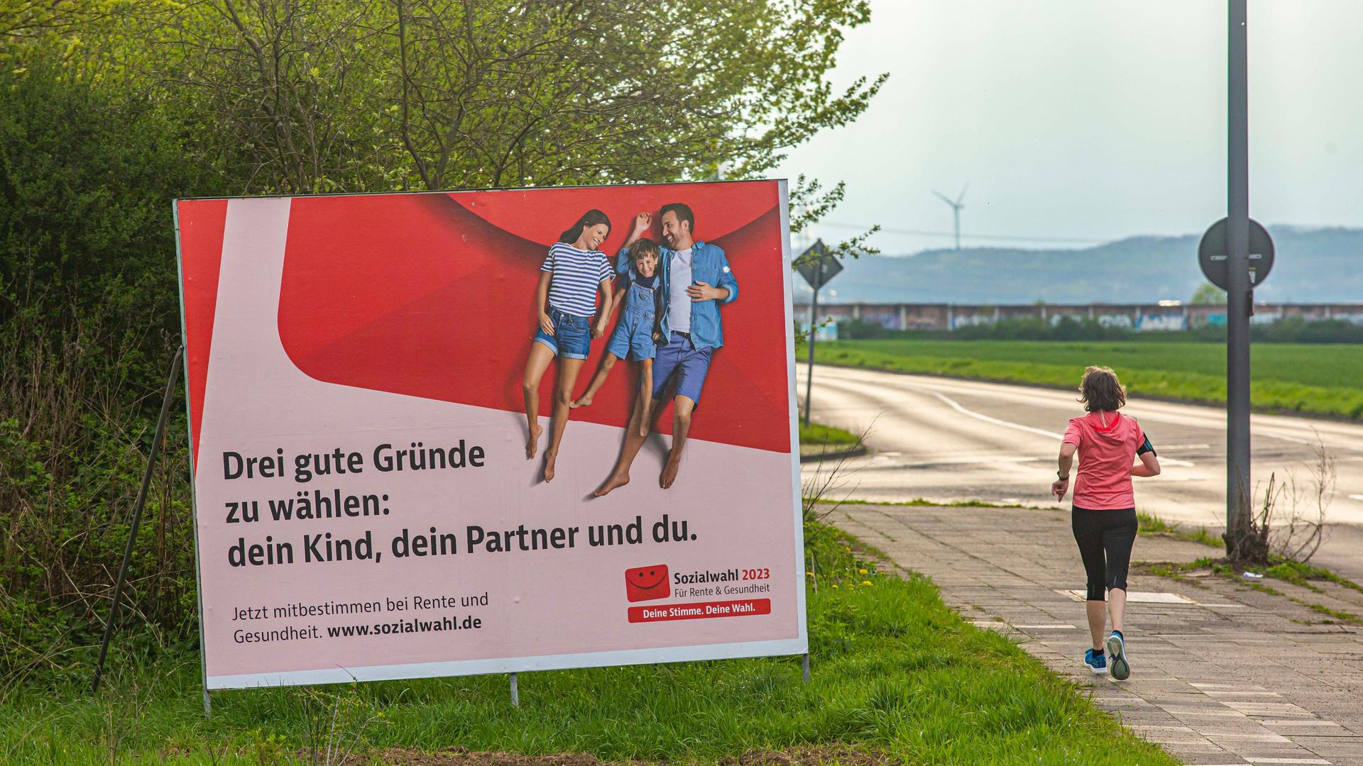 Ein Plakat, das auf die Sozialwahl 2023 hinweist, ist in Köln zu sehen. 
