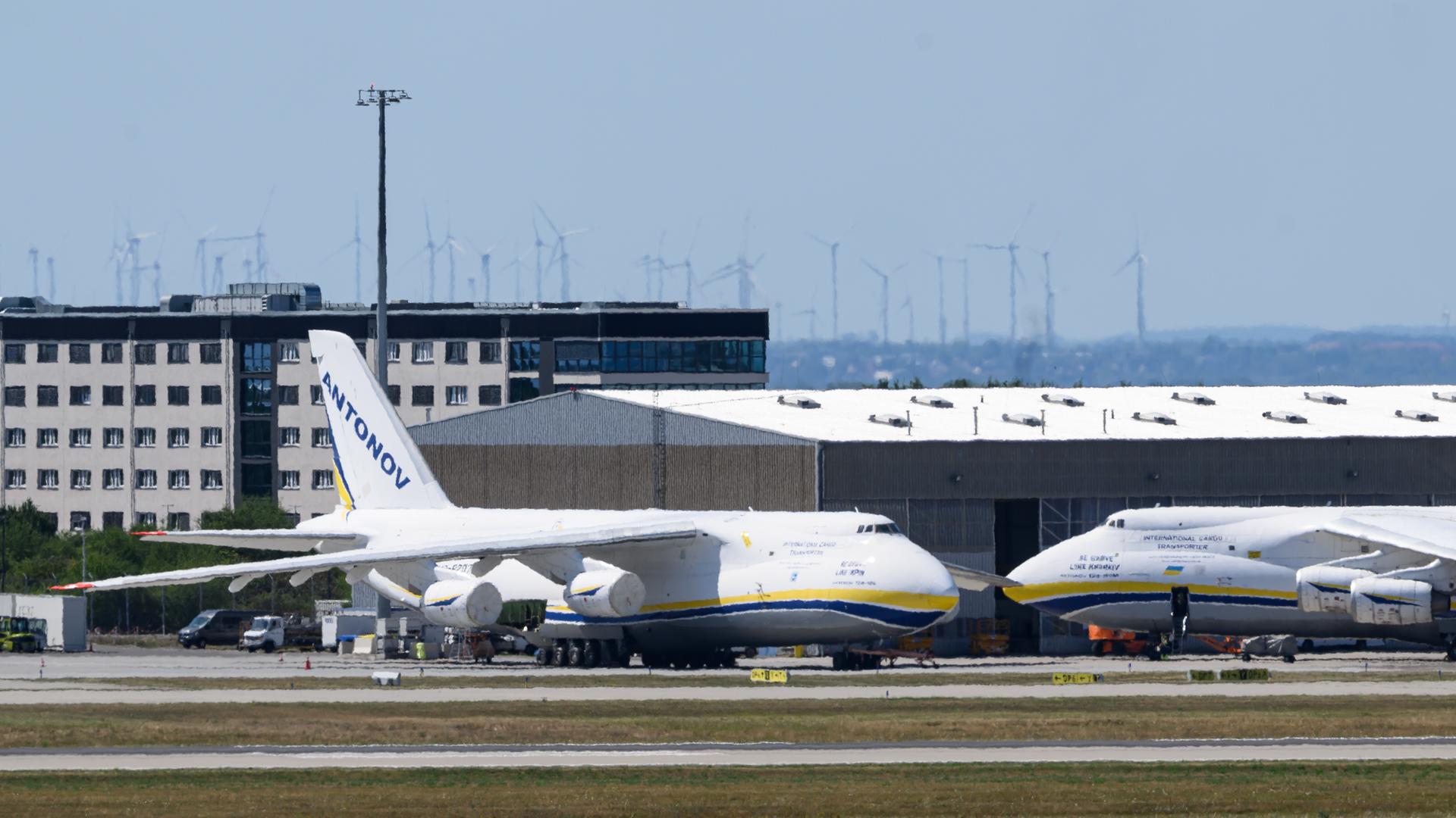 Ukrainische Antonov parken auf dem Flughafen Leipzig/Halle. 