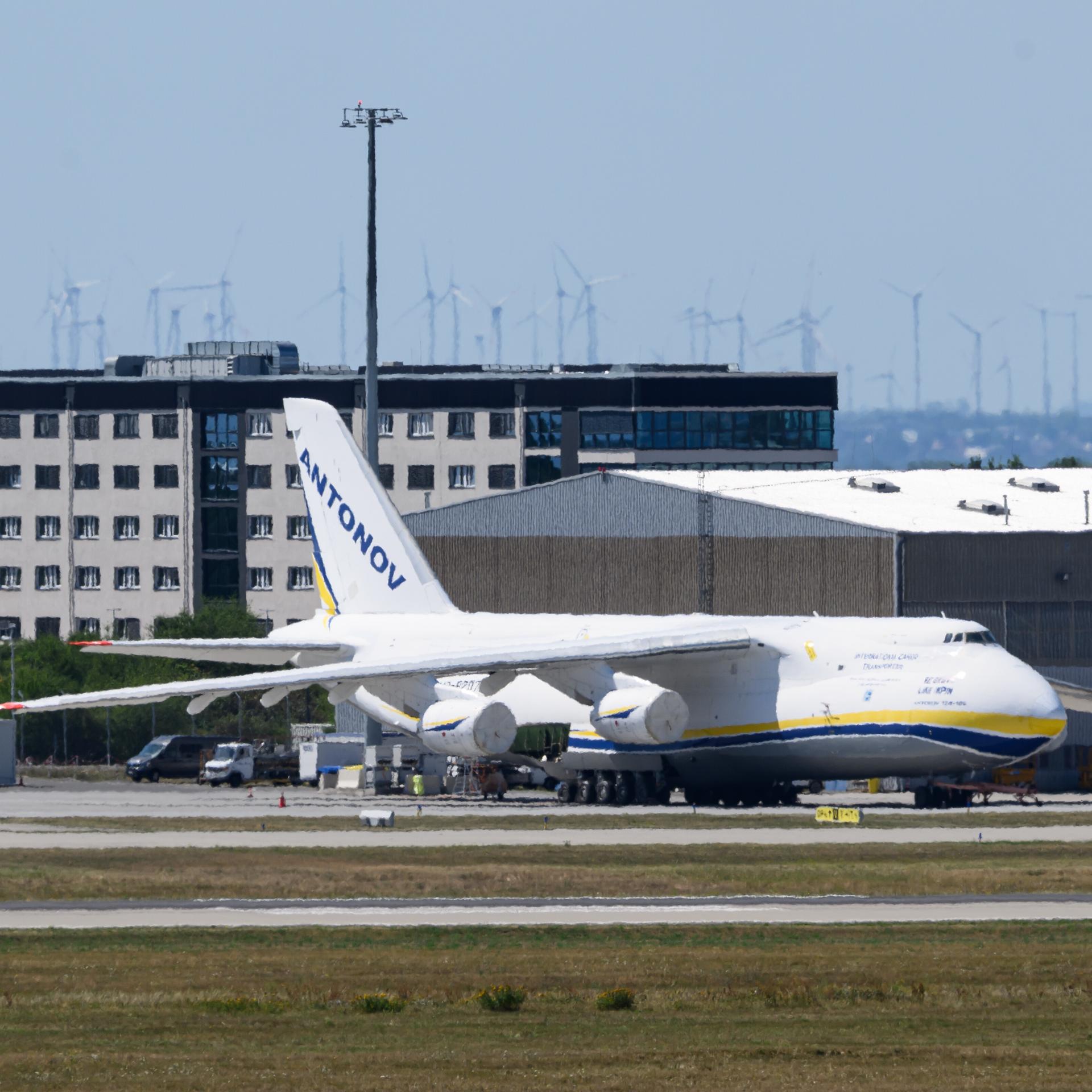 Ukrainische Antonov parken auf dem Flughafen Leipzig/Halle. 