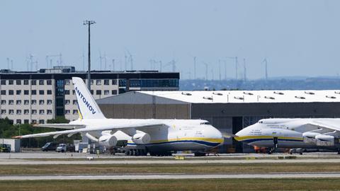Ukrainische Antonov parken auf dem Flughafen Leipzig/Halle. 