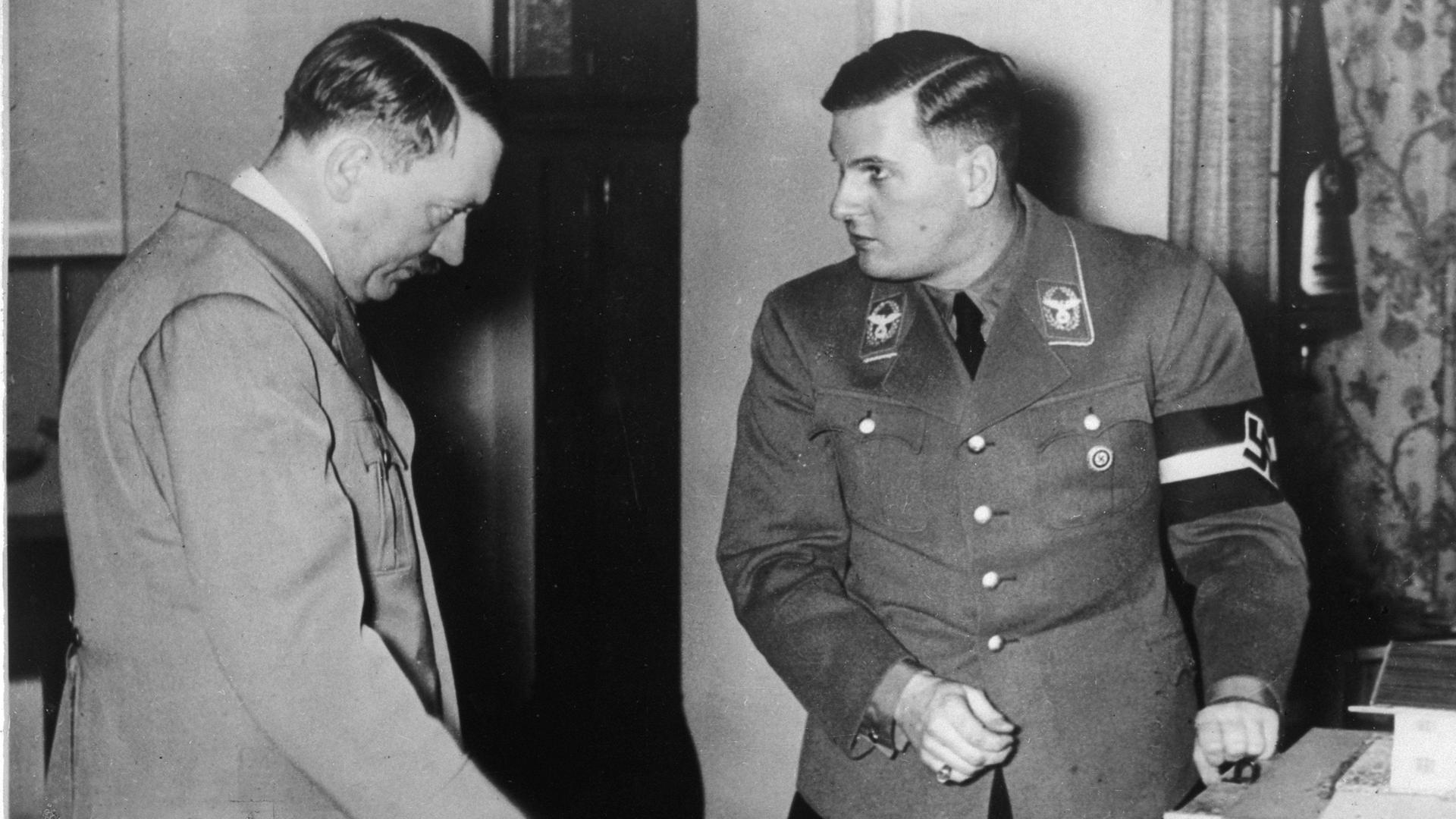 Historisches schwarz-weiß Foto zeigt Baldur von Schirach, Führer der Hitlerjugend, im Gespräch mit Adolf Hitler in Berlin 1937. 