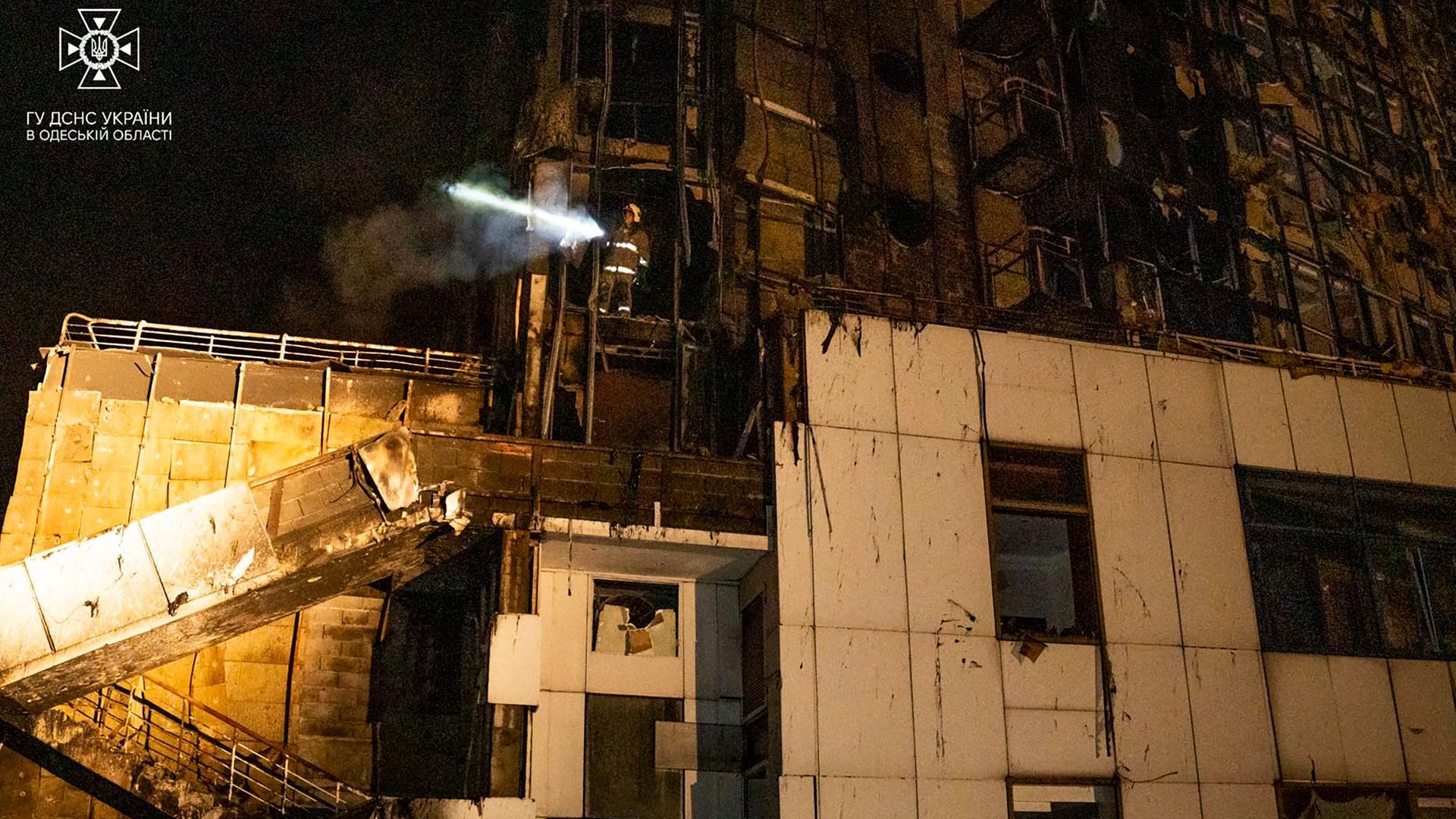 Ukraine, Odessa: Feuerwehrleute löschen einen Brand in einem Hochhaus nach einem russischen Angriff (Archivbild) Ukraine, Odessa: Feuerwehrleute löschen einen Brand in einem Hochhaus nach einem russischen Angriff (Archivbild)