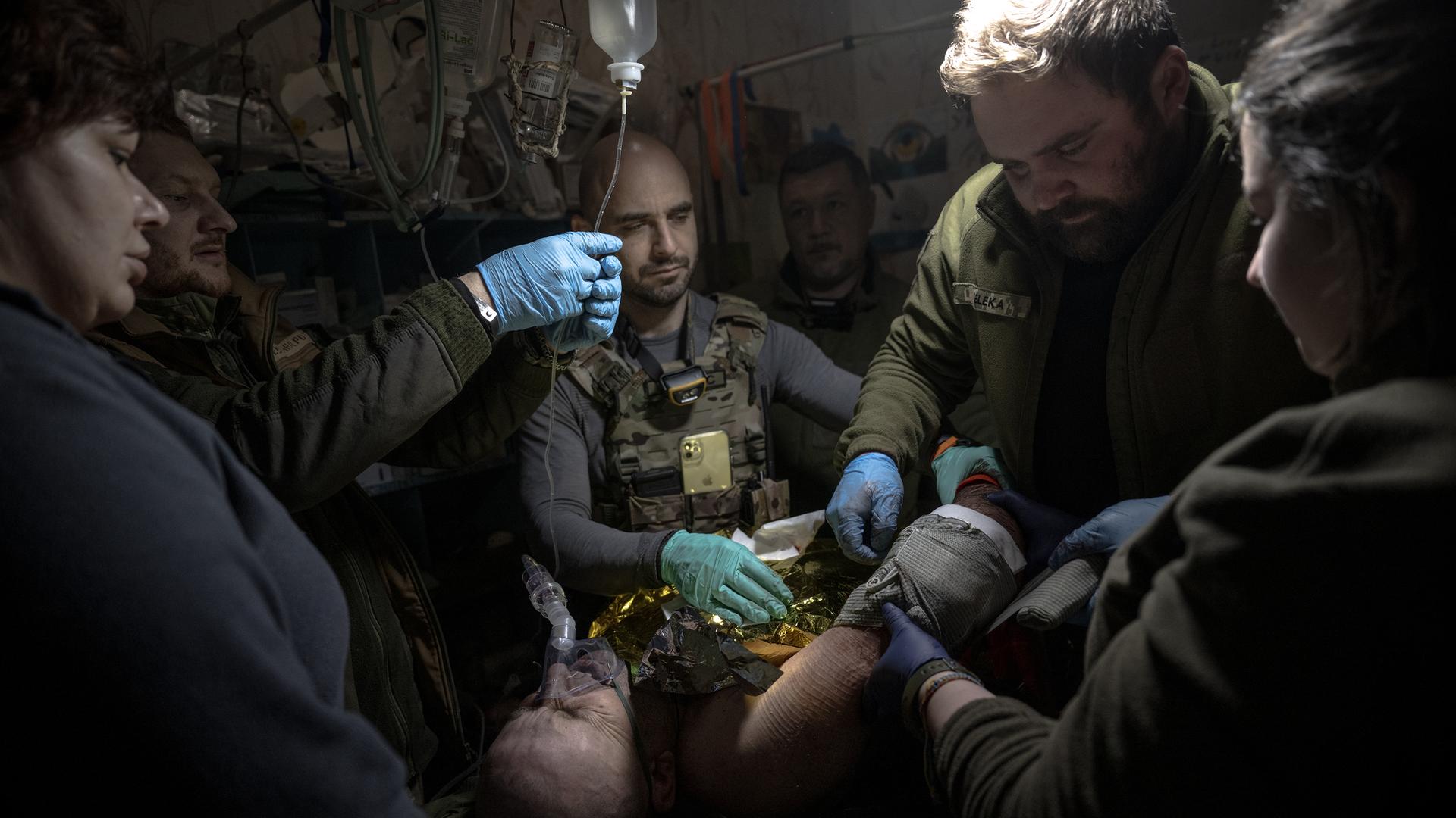 Ukrainische Ärztinnen und Ärzte versorgen Soldaten an der Front in Bakhmut.