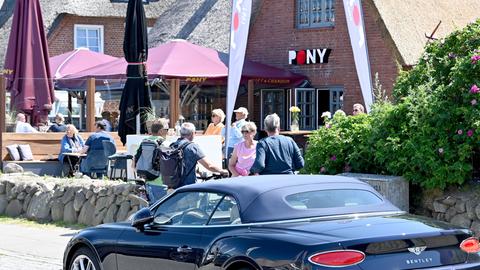 Blick auf das Restaurant "Pony" in Kampen auf Sylt, wo an Pfingsten rechte Parolen gegrölt wurden. 