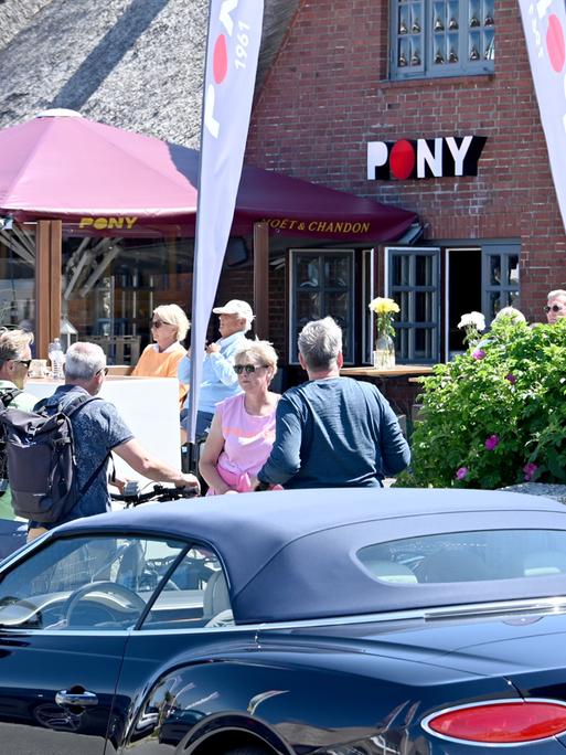 Blick auf das Restaurant "Pony" in Kampen auf Sylt, wo an Pfingsten rechte Parolen gegrölt wurden. 