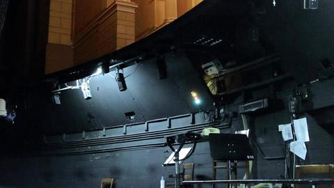 Dirigentenpult im verdeckten Orchestergraben mit Ansicht vom Saal im Richard-Wagner-Festspielhaus, Bayreuth