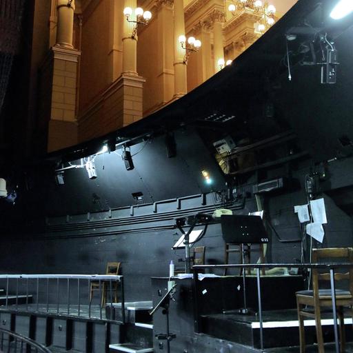 Dirigentenpult im verdeckten Orchestergraben mit Ansicht vom Saal im Richard-Wagner-Festspielhaus, Bayreuth
