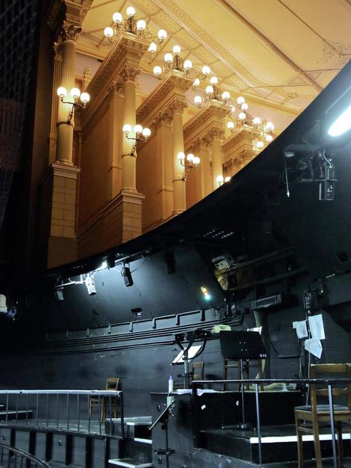 Dirigentenpult im verdeckten Orchestergraben mit Ansicht vom Saal im Richard-Wagner-Festspielhaus, Bayreuth