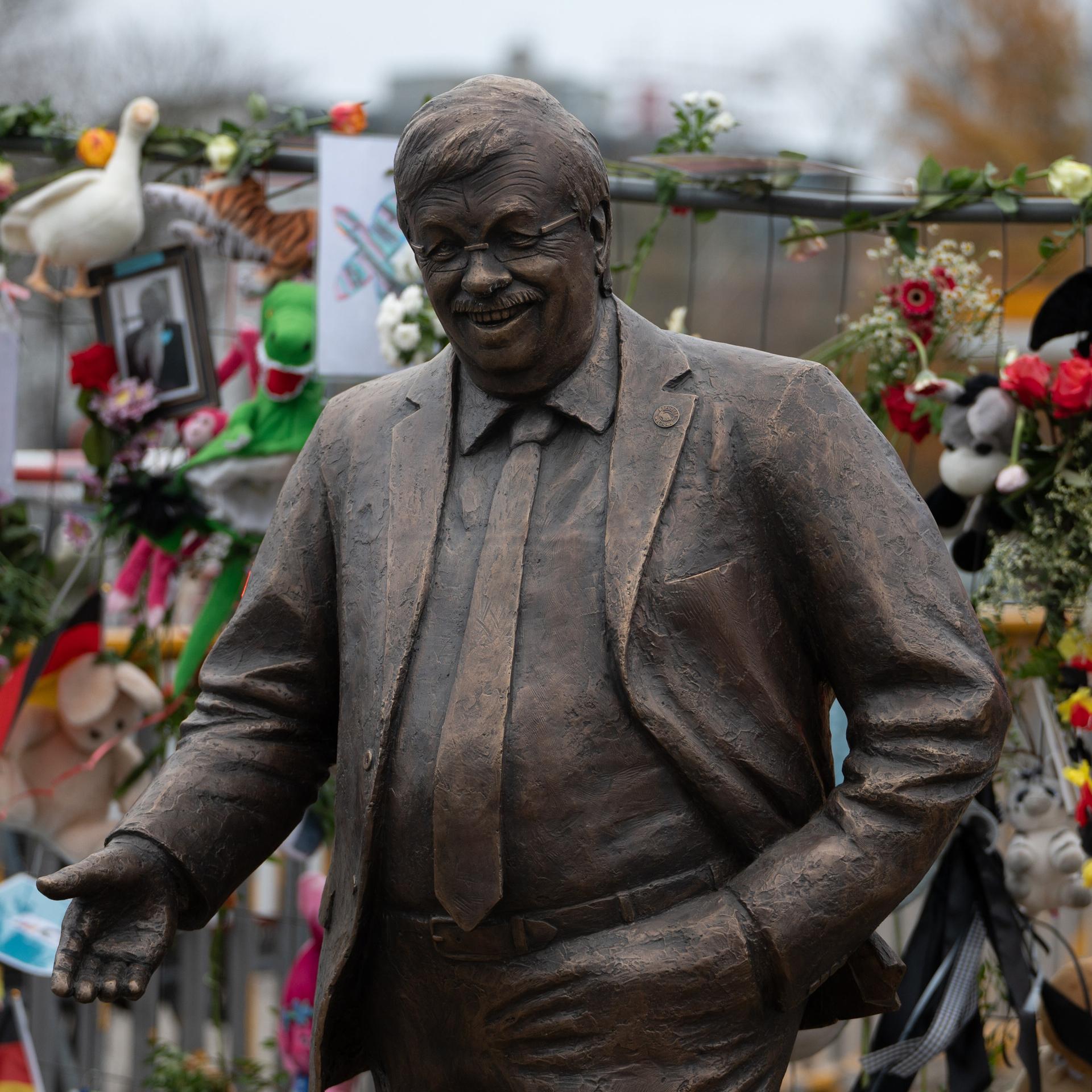 Walter-Lübcke-Statue - Spektakel, Provokation oder gute Erinnerungskultur?