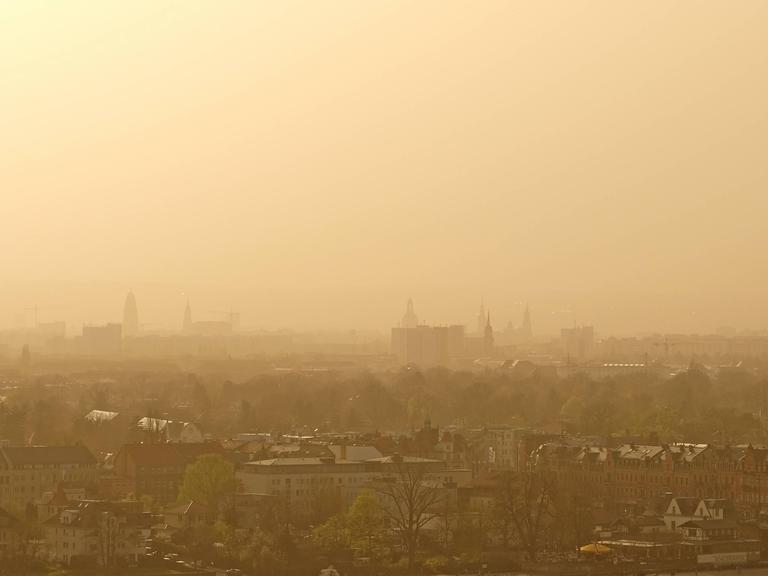 Sahara-Staub am 30. März über Dresden.