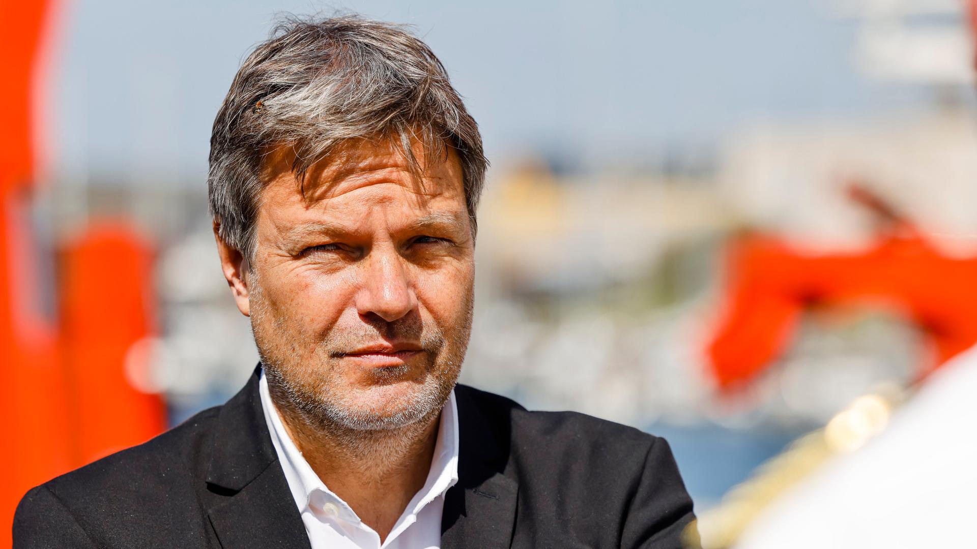 Robert Habeck (Bündnis 90/Die Grünen), Bundesminister für Wirtschaft und Klimaschutz, steht in Kiel vor dem Forschungsschiff "Alkor" beim GEOMAR Helmholtz-Zentrum für Ozeanforschung 