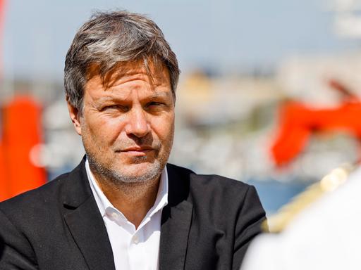Robert Habeck (Bündnis 90/Die Grünen), Bundesminister für Wirtschaft und Klimaschutz, steht in Kiel vor dem Forschungsschiff "Alkor" beim GEOMAR Helmholtz-Zentrum für Ozeanforschung 