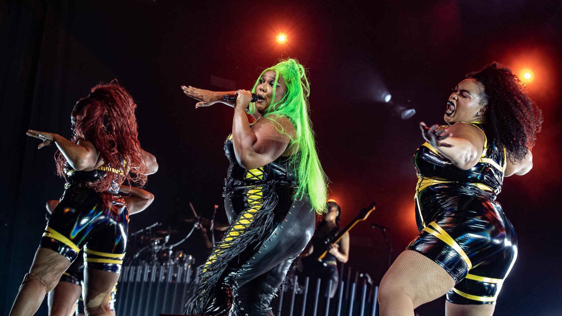 US-Sängerin Lizzo mit zwei Tänzerinnen bei einem Konzertauftritt in Rotterdam im Juni 2023 US-Sängerin Lizzo mit zwei Tänzerinnen bei einem Konzertauftritt in Rotterdam im Juni 2023