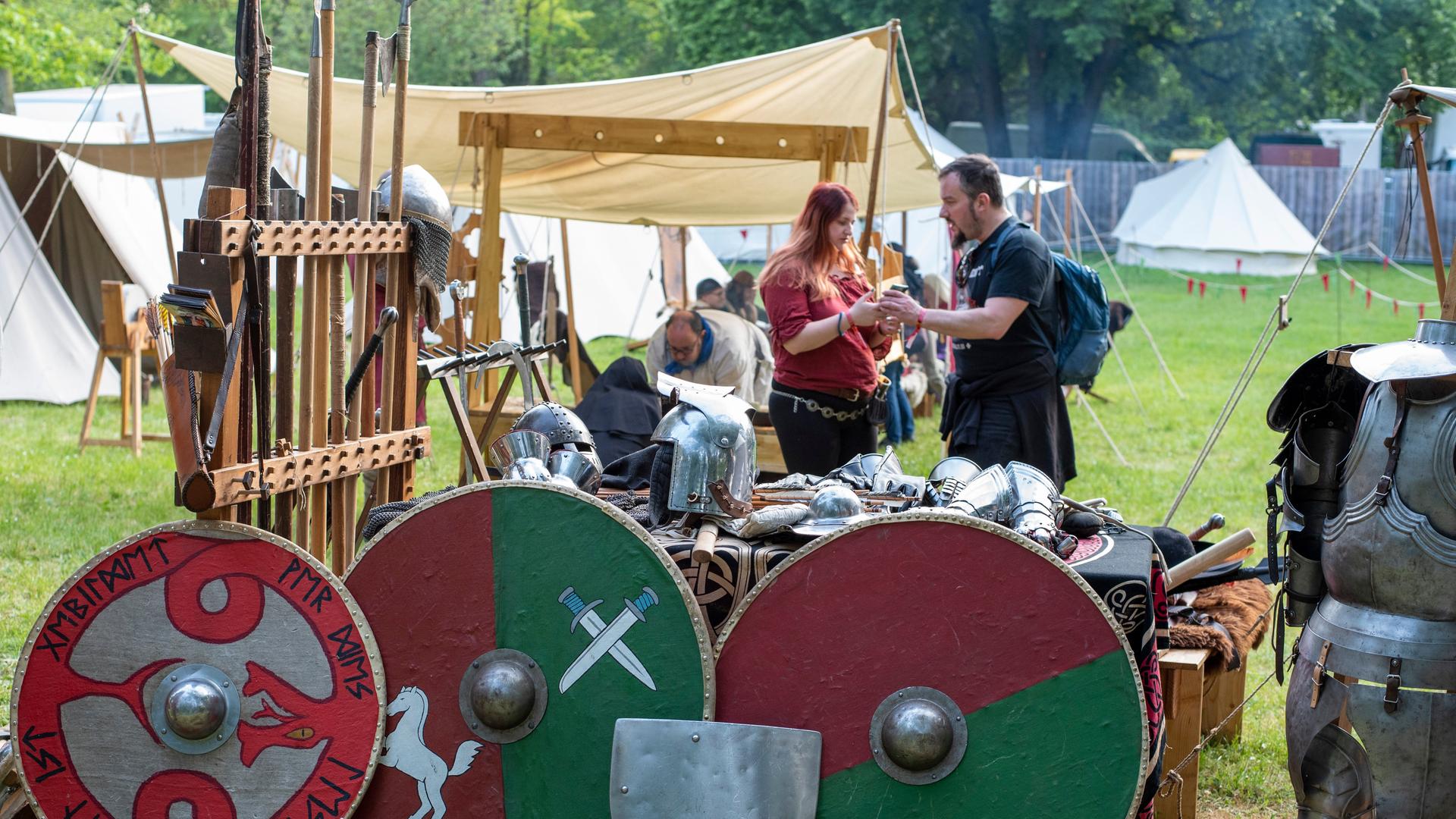 Besucher und Standbetreiberin beim 20. Mittelalterfest Spectaculum Magdeburgense. Besucher und Standbetreiberin beim 20. Mittelalterfest Spectaculum Magdeburgense.