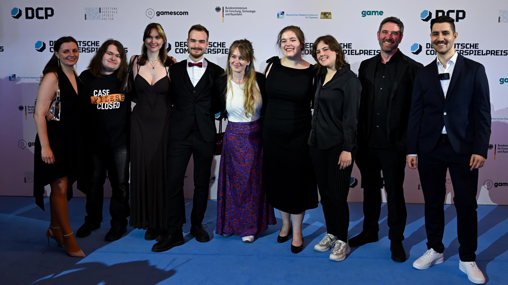 Das Entwicklerteam des Spiels "The Darkest Files" freut sich über den Gewinn des Deutschen Computerspielpreises 2026.