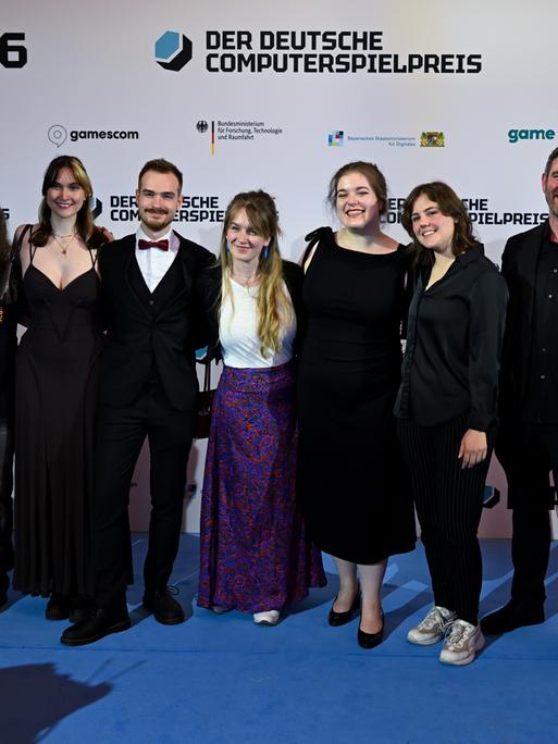 Das Entwicklerteam des Spiels "The Darkest Files" freut sich über den Gewinn des Deutschen Computerspielpreises 2026.