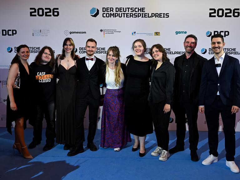 Das Entwicklerteam des Spiels "The Darkest Files" freut sich über den Gewinn des Deutschen Computerspielpreises 2026.