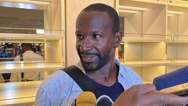 Der Journalist Olivier Dubois kommt nach seiner Freilassung auf dem Flughafen in Niamey an und wird von Medienvertretern befragt.