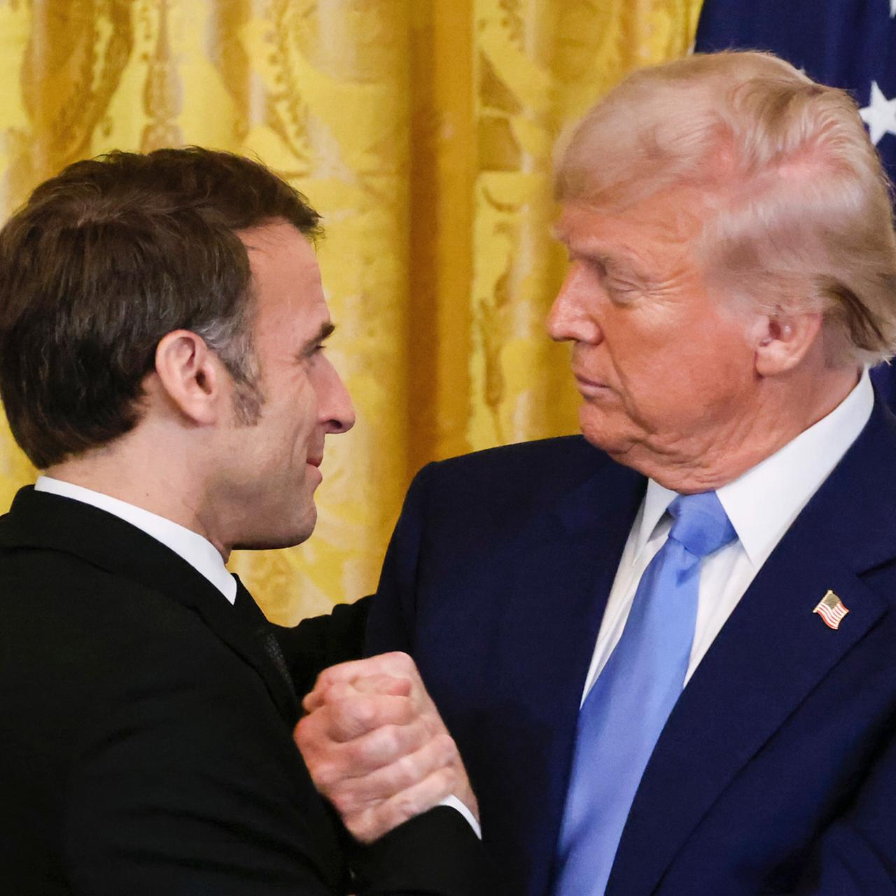 US-Präsident Donald Trump (rechts) im engen Handschlag mit Frankreichs Präsident Emmanuel Macron bei einer Pressekonferenz in Washington. 