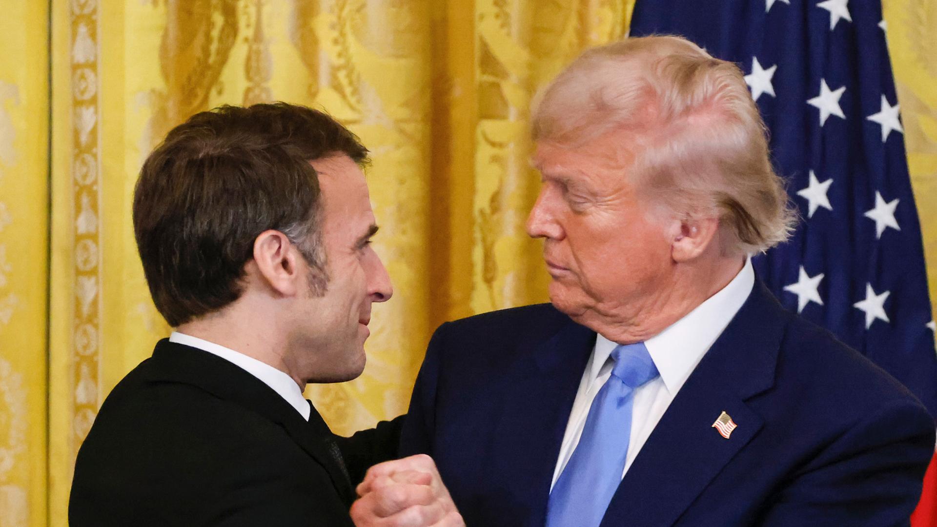 US-Präsident Donald Trump (rechts) im engen Handschlag mit Frankreichs Präsident Emmanuel Macron bei einer Pressekonferenz in Washington. 